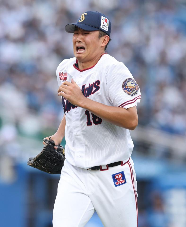 ４回、奈良間の打球を受けながら投ゴロにするも泣きそうな表情でベンチに戻る奧川（撮影・金田祐二）