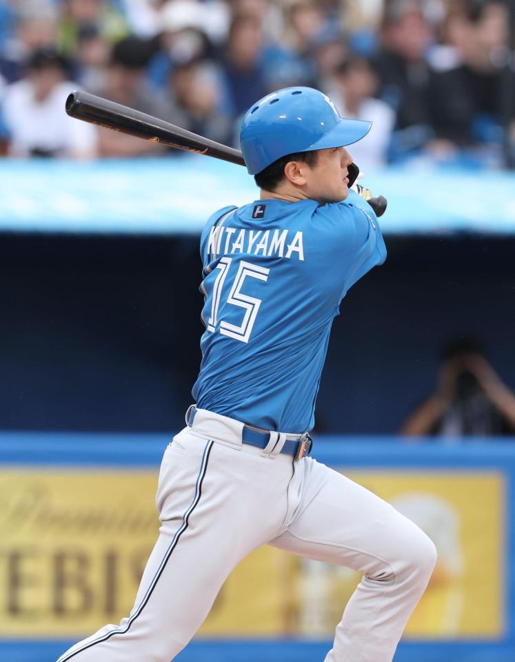 ６回、中犠飛を放つ北山（撮影・金田祐二）
