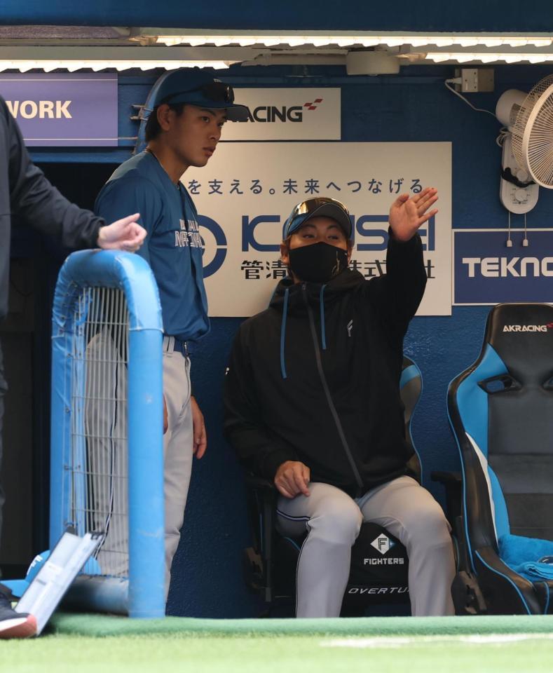 試合前、野村と話す新庄監督（撮影・金田祐二）