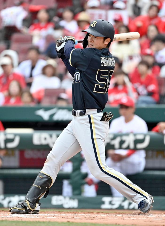 ４回、山中が三塁へ適時内野安打を放つ