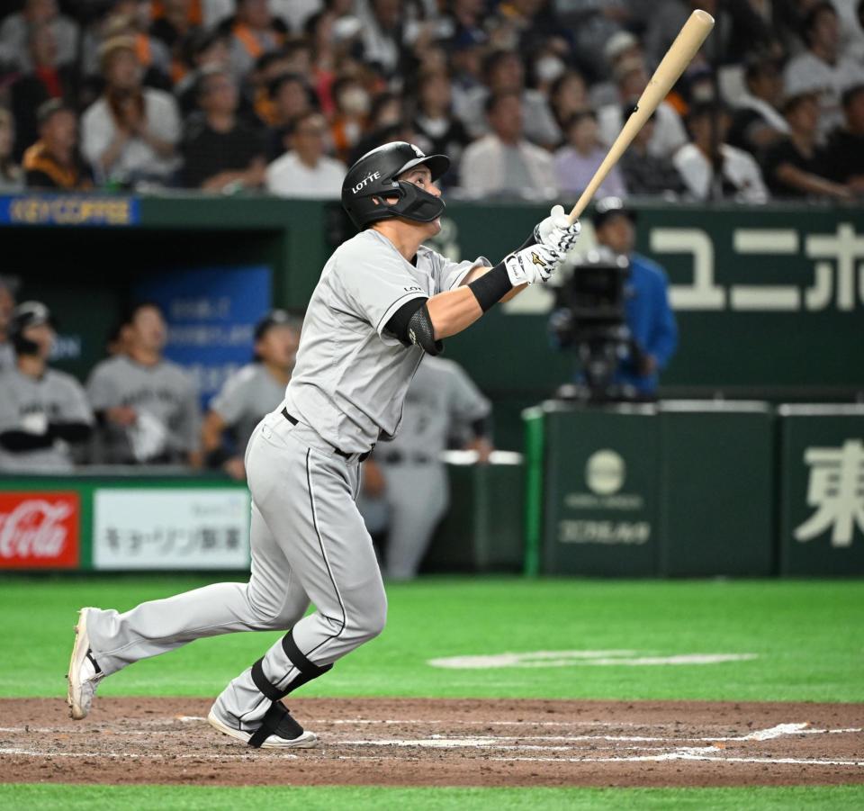 ９回、安田が右越えに本塁打を放つ