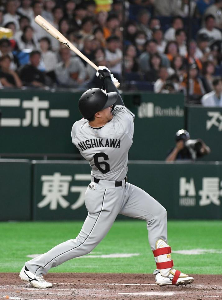 ４回、西川は右中間二塁打を放つ（撮影・佐藤厚）