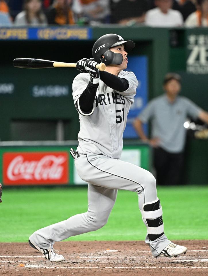 ５回、小川が右越えに同点三塁打を放つ
