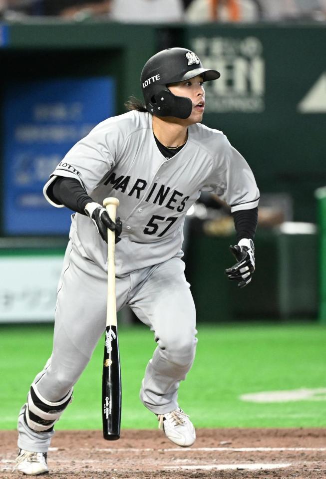 ５回、小川が右越えに同点三塁打を放つ