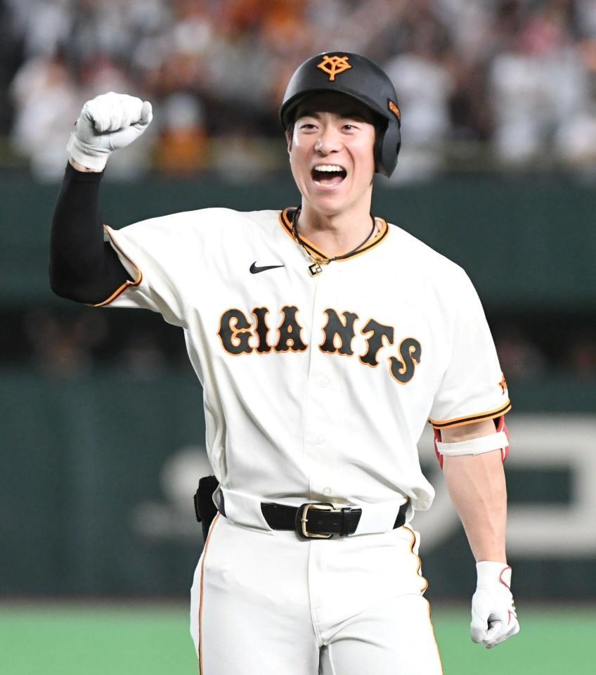 ７回、松本は左前に勝ち越し適時打を放ちガッツポーズを見せる（撮影・佐藤厚）