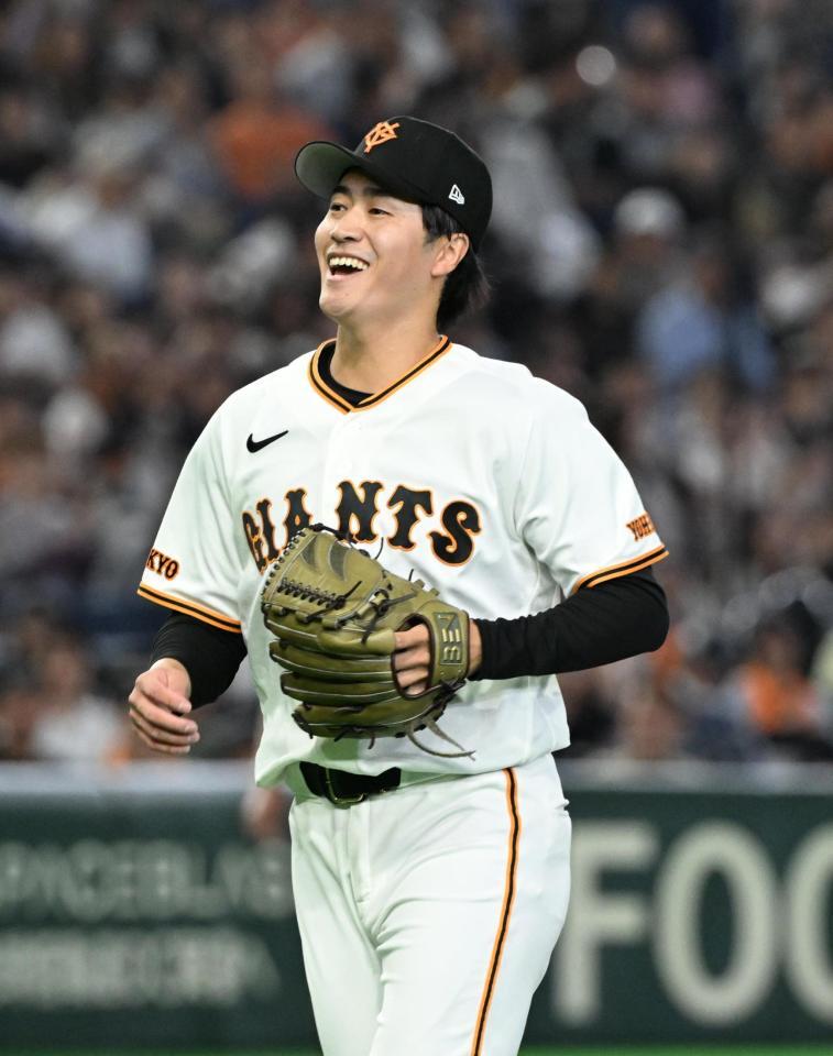 １回終了、笑顔でベンチに戻る先発の西舘