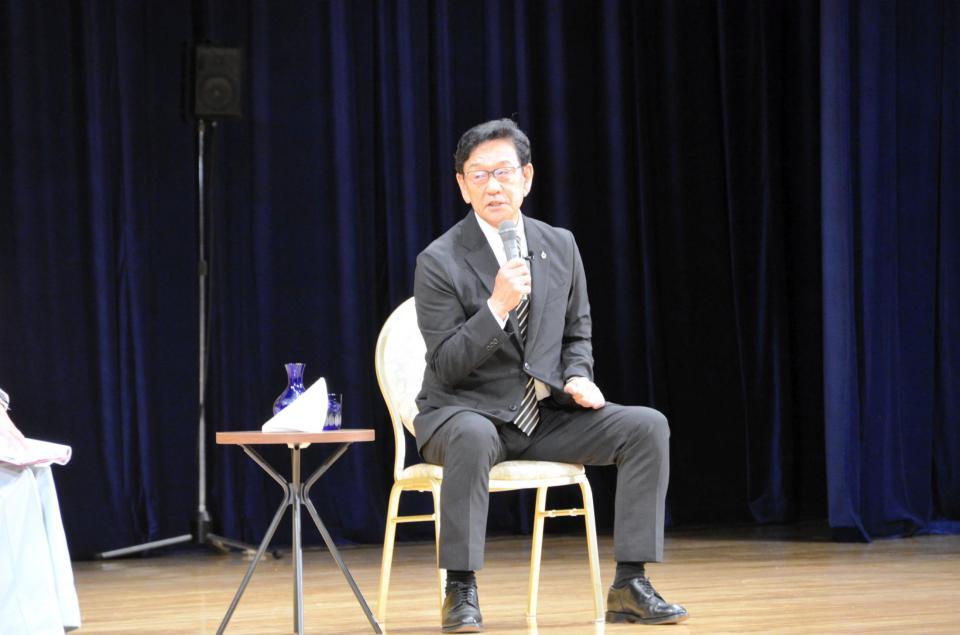 全日本大学野球選手権の開会式後のトークショーで語る栗山氏