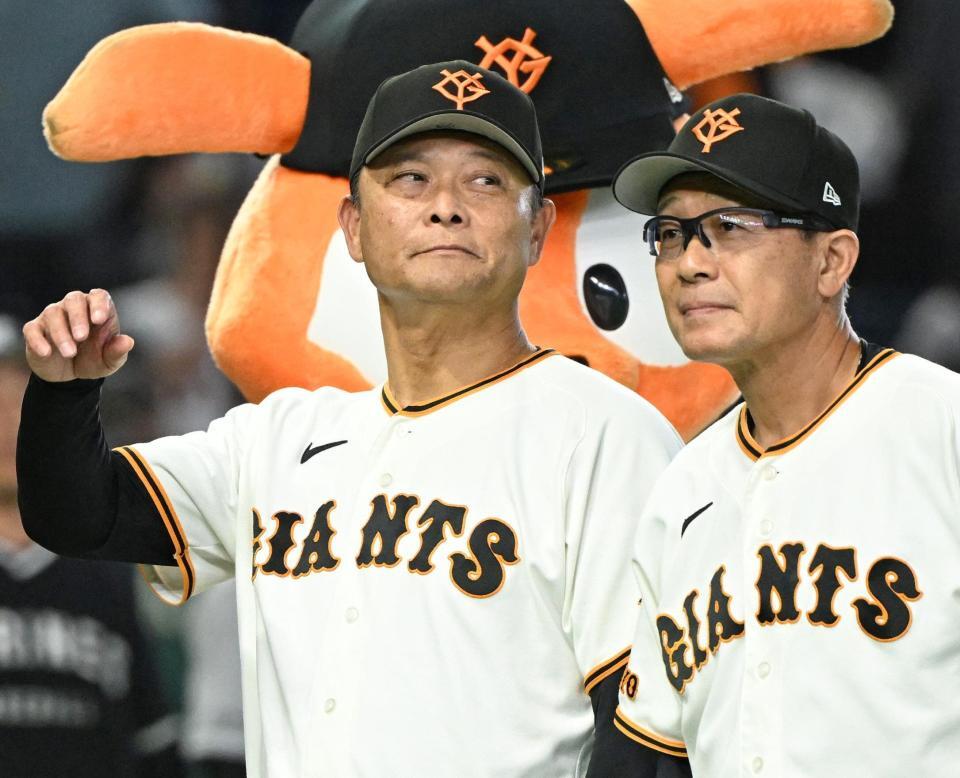 ロッテと引き分け、スタンドにあいさつする橋上監督代行（左）