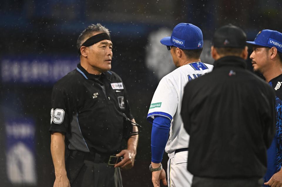 １１回、宮崎の三振を巡り川口球審（左）に抗議する相川監督（撮影・開出牧）
