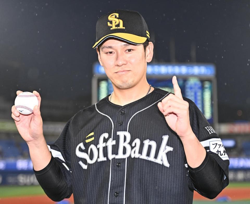 プロ初勝利を挙げウイニングボールを手にポーズを決める伊藤（撮影・開出牧）