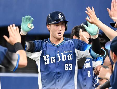 １２回、勝ち越しソロを放ち、ナインに迎えられる長谷川