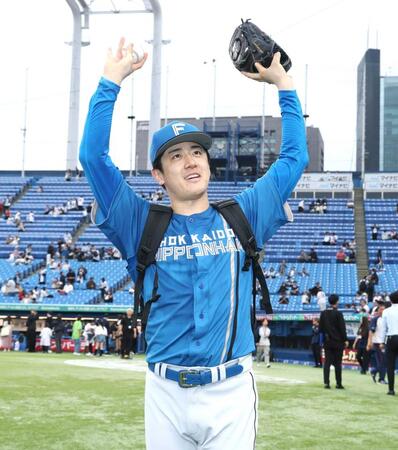 　完投勝利を挙げファンに声援に応える北山（撮影・金田祐二）