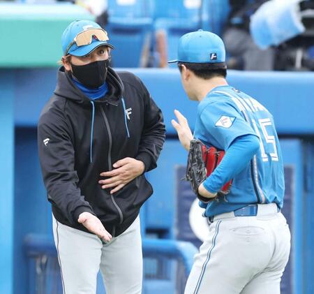 　北山（右）を迎える新庄監督（撮影・金田祐二）