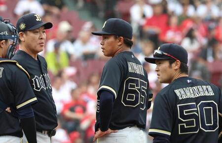 ２回、ピンチを迎えたオリックス・宮国凌空（中央）のもとに集まるオリックスナイン＝マツダ（撮影・北村雅宏）