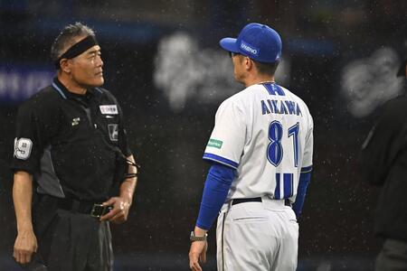 １１回、宮崎の三振を巡り川口球審（左）に抗議する相川監督＝７日