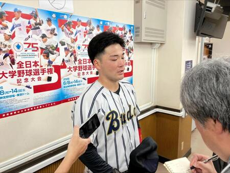 涙を流しながら取材を受ける国際武道大・関