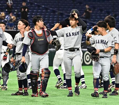 笠井康生捕手に声をかける関西大・米沢友翔（右から４人目）＝撮影・持木克友
