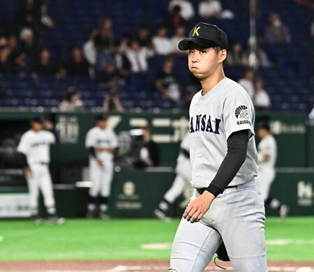 ８回を投げきりベンチに引き上げる関西大・米沢友翔（撮影・持木克友）