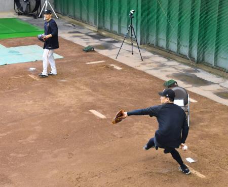 　ブルペンで調整する巨人・田中将（手前）と則本＝ジャイアンツ球場