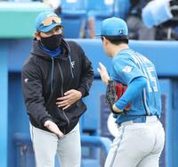 　北山（右）を迎える新庄監督（撮影・金田祐二）