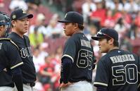 ２回、ピンチを迎えたオリックス・宮国凌空（中央）のもとに集まるオリックスナイン＝マツダ（撮影・北村雅宏）