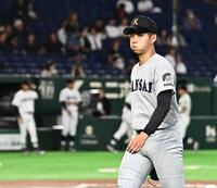 ８回を投げきりベンチに引き上げる関西大・米沢友翔（撮影・持木克友）