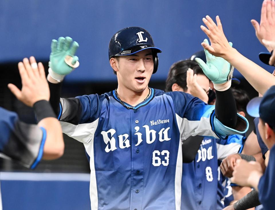 １２回、勝ち越しソロを放ち、ナインに迎えられる長谷川