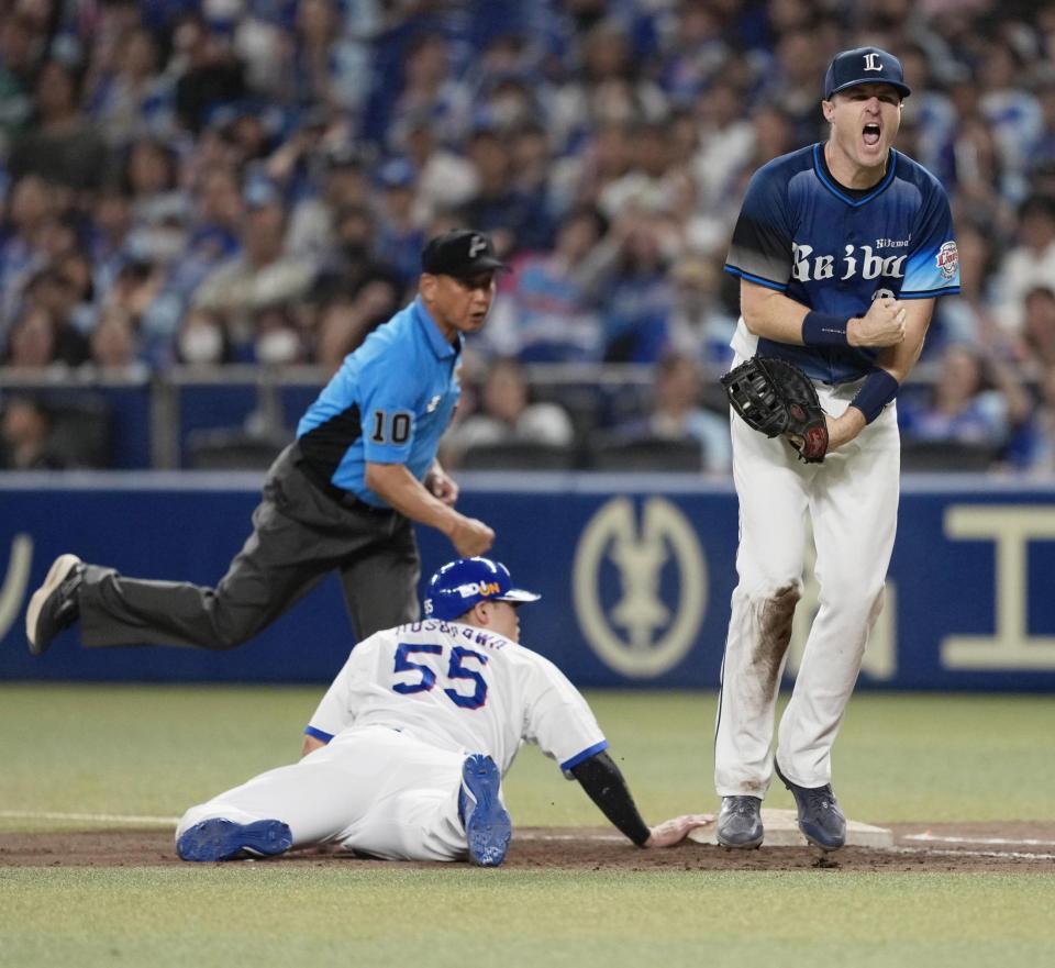 　１１回、一走・細川がけん制でアウト。一塁手ネビン