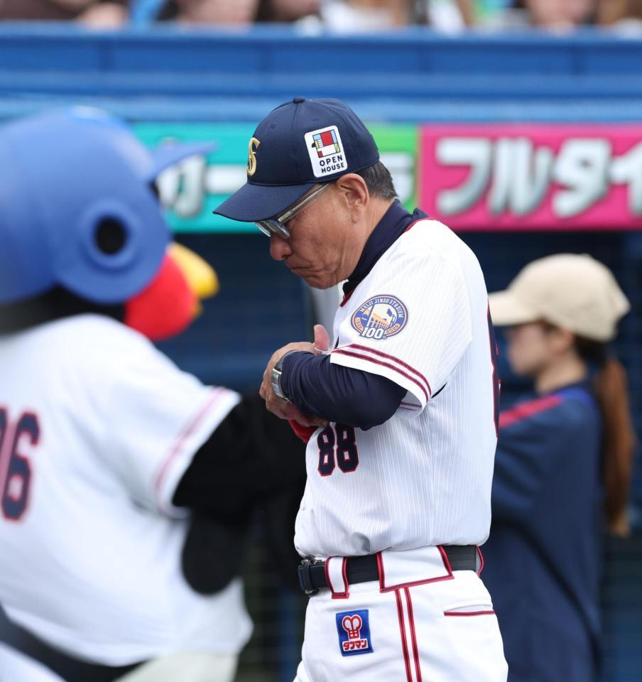 日本ハムに３タテされ厳しい表情のヤクルト・池山隆寛監督＝神宮（撮影・金田祐二）