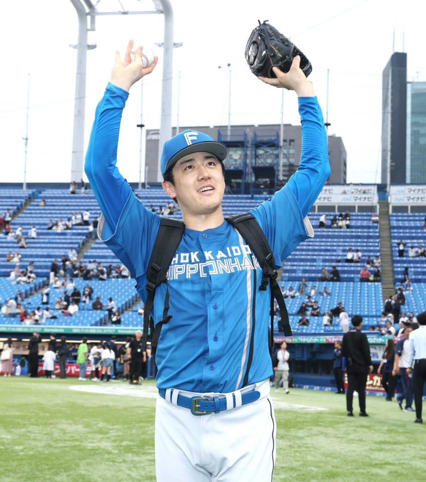 　完投勝利を挙げファンに声援に応える北山（撮影・金田祐二）