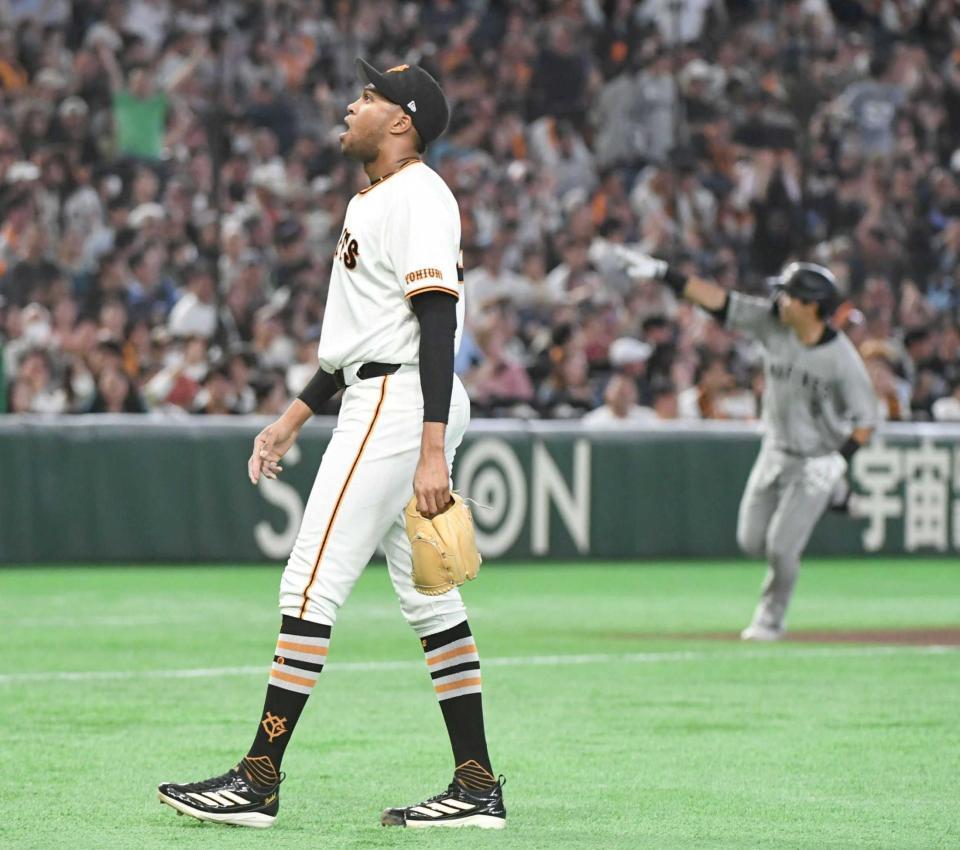 　９回、安田（右）に同点ソロを浴びたマルティネス（撮影・佐藤厚）