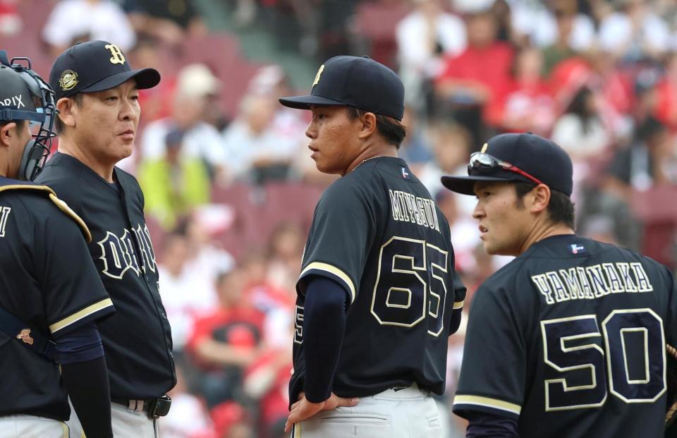 ２回、ピンチを迎えたオリックス・宮国凌空（中央）のもとに集まるオリックスナイン＝マツダ（撮影・北村雅宏）