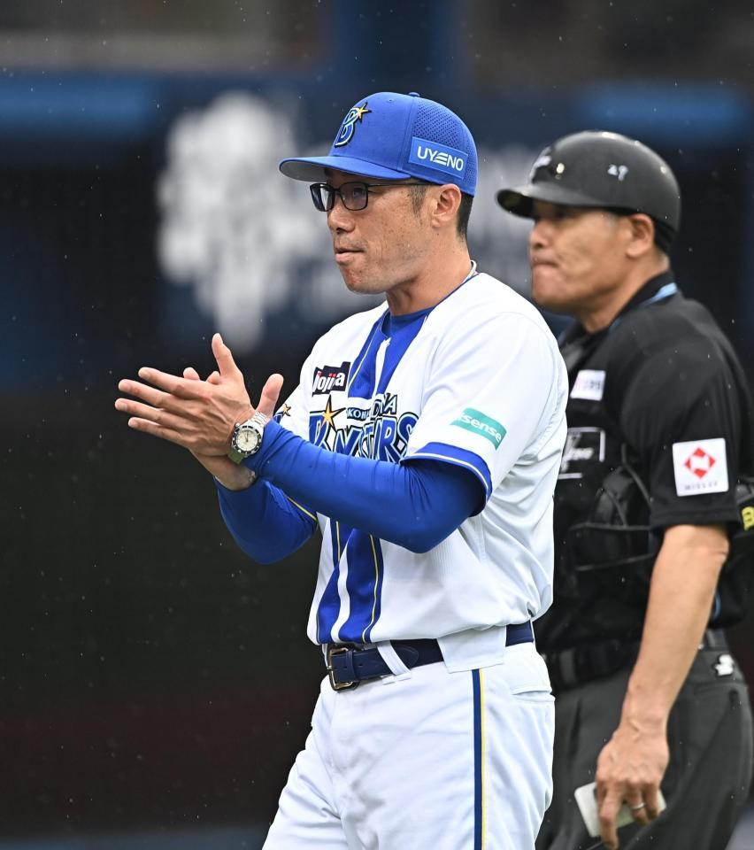 ８回、投手交代を告げた相川監督＝７日