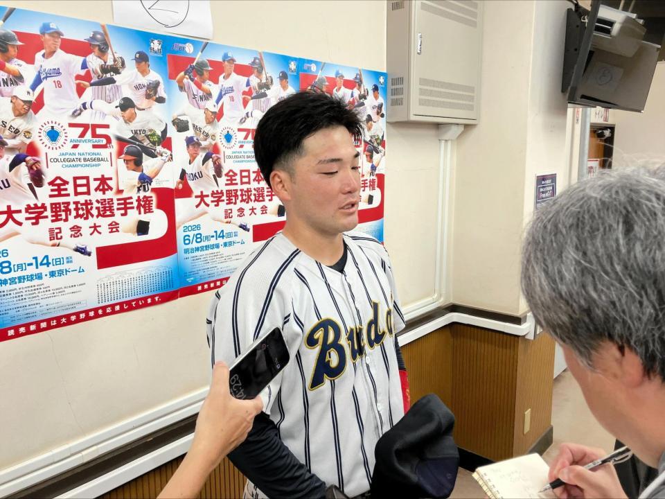 涙を流しながら取材を受ける国際武道大・関