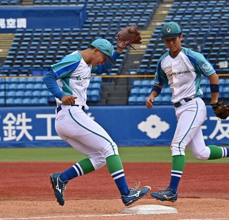 ５回、ファーストゴロのベースカバーに入る周南公立大・早川彰太郎（左）＝撮影・持木克友