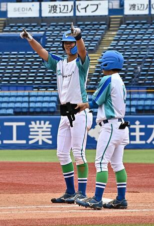 ３回、左前適時打を放ち塁上でポーズを決める周南公立大・原健太（撮影・持木克友）