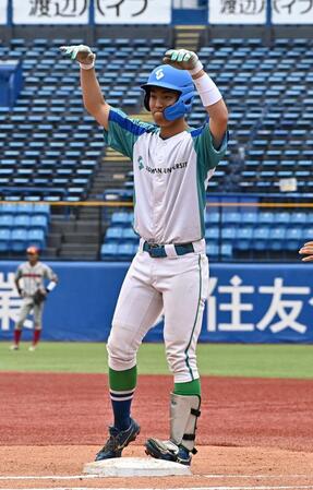 １回、左前適時打を放ち塁上でポーズを決める周南公立大・重本龍之介（撮影・持木克友）