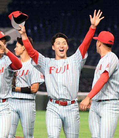 応援席に向かって両手を上げる富士大・角田楓斗（撮影・佐藤厚）