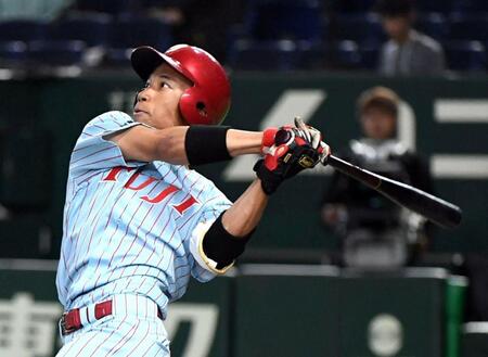 ４回、ウメビンユオ・チネード優は左越え本塁打を放つ（撮影・佐藤厚）