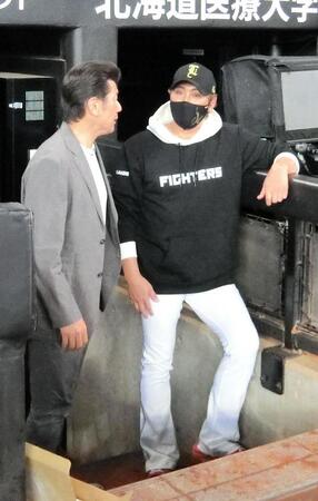 前ＤｅＮＡ監督の三浦大輔氏（左）と話す新庄監督