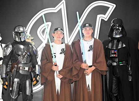 試合前、スター・ウォーズのキャラクターたちとコラボする寺地（左）と広池（撮影・開出牧）