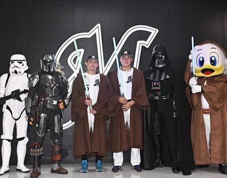 試合前、スター・ウォーズのキャラクターたちとコラボする寺地（左）と広池（撮影・開出牧）