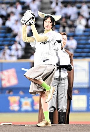 始球式を努める恒松祐里（撮影・開出牧）