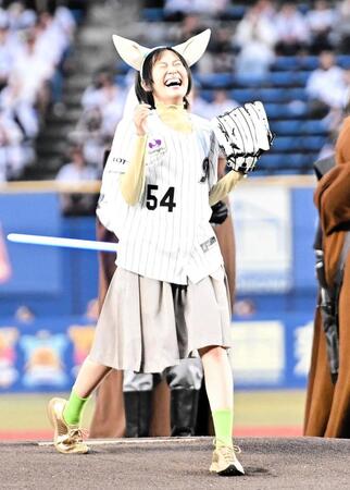 始球式を務めた恒松祐里（撮影・開出牧）