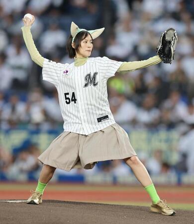 セレモニアルピッチを務める恒松祐里