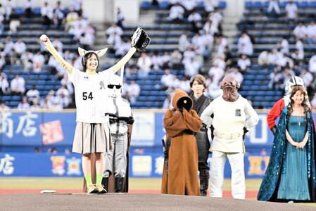 スターウォーズのキャラクターを背に始球式を務める恒松祐里（撮影・開出牧）