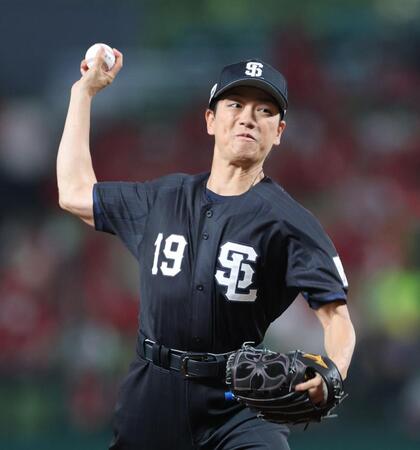 ファーストピッチをする山崎育三郎（撮影・西岡正）