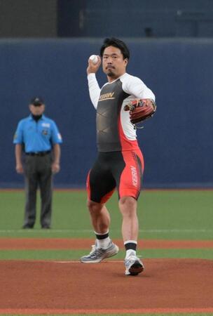 始球式に臨む古性優作（撮影・金居みつよし）