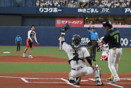 始球式に臨む古性優作（撮影・金居みつよし）