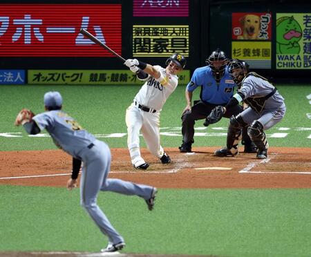 ３回、右越えに２ランを放つ栗原（撮影・山口登）